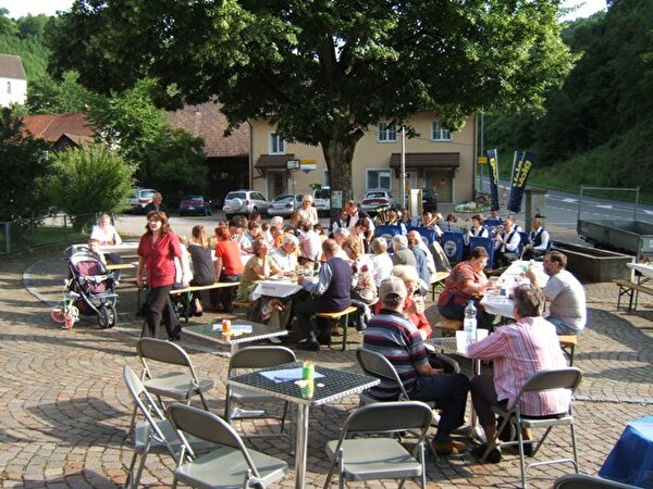 Die Bevölkerung während dem Sommernachtsfest