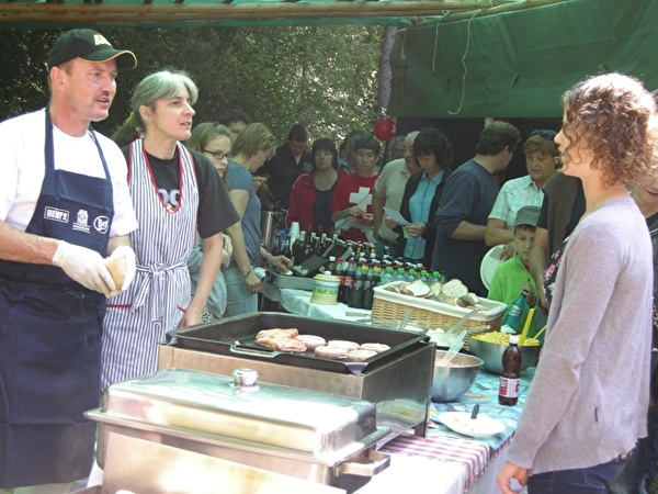 Schlange stehen für Bratwurst und anderes vom Grill