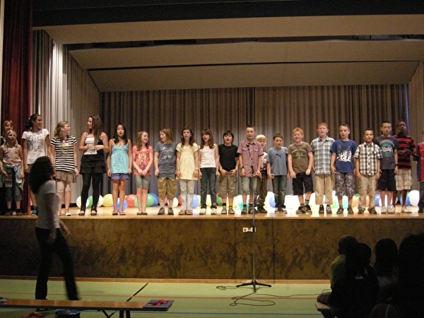 Alle Schüler auf der Bühne der Turnhalle Densbüren