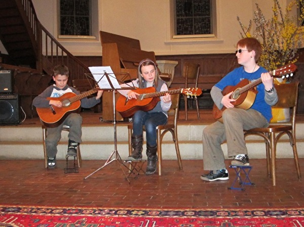 Gitarrenkonzern der Musikschule in der Kirche