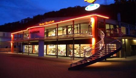 Bild der Moto Senn bei Nacht