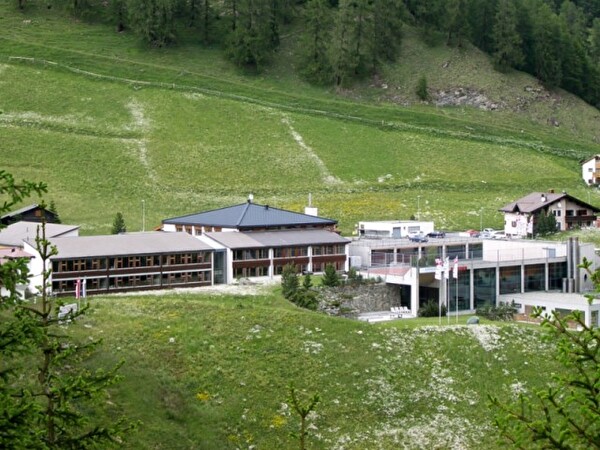 Schulhaus mit Alpenquell