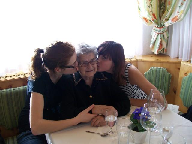 Geburtstagsfeier mit ihren zwei Enkelinen
