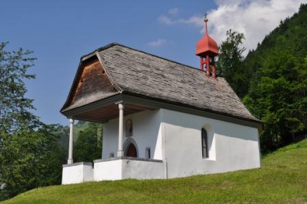 Am Abhang des Wellenbergs wurde im Jahre 1700 auf der Bettelrüti die Kapelle zur Erinnerung an Bruder Konrad Scheuber erbaut und eingeweiht.

Der schlichte Bau mit polygonalem Chorabschluss wird umfasst von brusthohem, verputztem Bruchsteinmauerwerk. Das Chorgewölbe besteht aus einer unregelmässigen Tonne, mit Stichkappen über den zwei Fenstern. Das Vorzeichen hat eine flache Bretterdecke. Im spitzbogigen Portal ist im Sandstein die Jahreszahl 1698 eingemeisselt. Das Gebälk des Dachreiters ist mit Blech verkleidet. Das Glöcklein stammt aus der Bauzeit.

Chor und Schiff sind durch ein hölzernes Gitter getrennt. Im Schiffsgewölbe hat Carl Georg Kaiser 1911 ein Leinwandbild mit der heiligen Magdalena befestigt. An beiden Seitenwänden befindet sich je ein Rundbogenfenster mit Bleiverglasung.