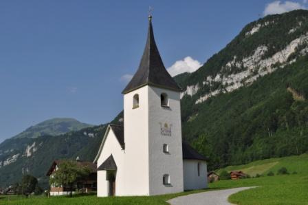 Die Kapelle St. Sebastian und Rochus im Dörfli wurde anstelle eines baufälligen Bildstöckleins nach einer Pestepidemie im Jahre 1620 erbaut.

Die kleine Kapelle mit polygonalem Chor besteht aus Bruchsteinmauern und folgt mit ihrem gedrungenen Glockenturm einer mittelalterlichen Bautradition.