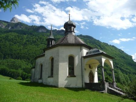 Die im Jahr 1689 durch das Kloster Engelberg errichtete barocke Kapelle ist der Ersatz für einen um 1550 entstanden Vorgängerbau. In den Neubau wurde die Reliquie vom Heiligen Kreuz übertragen, welche bereits 1519 von einer Jerusalem-Fahrt mitgebracht worden war. Die Wahl des Zentralbaus verweist daher auf die zylindrisch errichtete frühchristliche Kirche über dem Grab Jesu in Jerusalem. Als Architekt wird der Einsiedler Mönch Kaspar Moosbrugger vermutet.

Dem oktagonalen Zentralbau mit geschweiftem Kupferdach und
Laterne ist westseitig eine grosszügige, offene Vorhalle mit toskanischen Säulen vorgelagert. Gegen Osten schliessen der Chor mit Firsttürmchen und die Sakristei am Chorhaupt an.