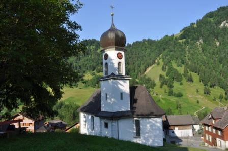 Die Kapelle wird 1567 erstmals urkundlich erwähnt; 1578 wurde sie mit zwei Altären zu Ehren der Mutter Gottes geweiht. Das Erdbeben von 1601 zerstörte die Kapelle weitgehend. Dabei blieb die Figur Christi unversehrt, was als Wunder gewertet wurde. Unverzüglich wurde die Kapelle wieder aufgebaut und 1604 zu Ehren unserer lieben Frau und der Apostel Petrus und Paulus wieder eingeweiht.

1786 wurde die Kapelle durch den heutigen Bau ersetzt, eine verkleinerte Kopie der Kirche Wolfenschiessen. Sie besitzt einen hohen Wert im Ortsbild und steht unter eidgenössischem Denkmalschutz.

Die Altäre stammen aus der Werkstatt des Kaspar Josef Waser in Wolfenschiessen mit Bildern des Kunstmalers Josef Heymann aus Sarnen. Die Deckengemälde sind Werke von Josef Martin Obersteg aus Stans. Anstelle des ursprünglichen Dachreiters und des Turmes von 1888 wurde anlässlich der Restaurierung 1974/75 der heutige neue Glockenturm erstellt.