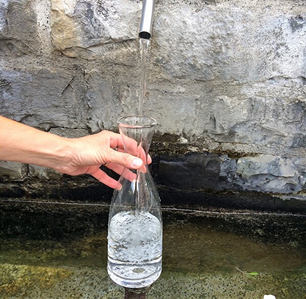 Wasser aus dem Dorfbrunnen