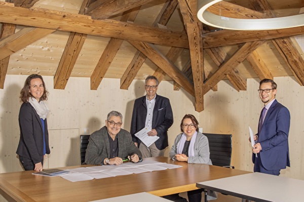 Der Gemeindevorstand Domat/Ems (v.l.n.r.: Nesina Ackermann, Armin Tanner, Gemeindepräsident Erich Kohler, Silvia Bisculm Jörg und Daniel Meyer) bietet Hand für Gewerbetreibende.