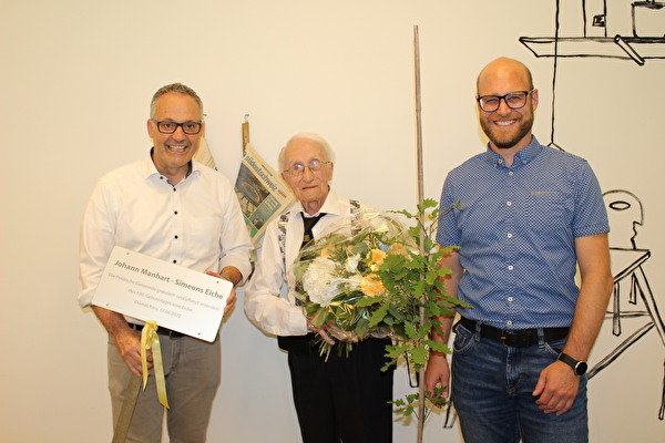 v.l.n.r: Gemeindepräsident Erich Kohler, Jubilar Johann Manhart-Simeon, Gemeindeschreiber Lucas Collenberg 