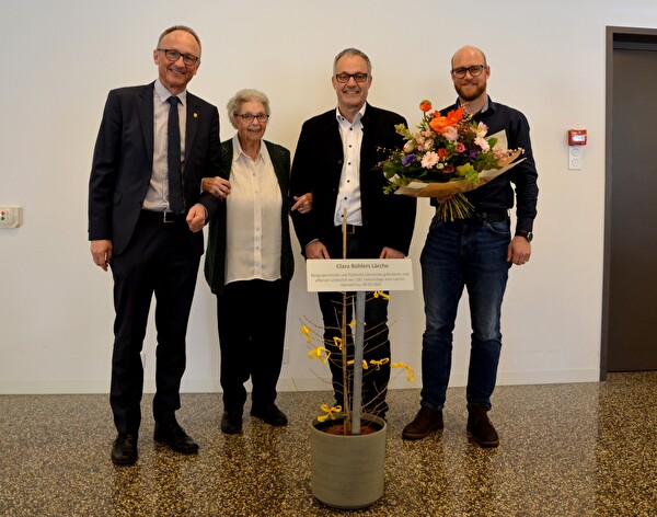 Foto Jubilarin bei Geschenkübergabe