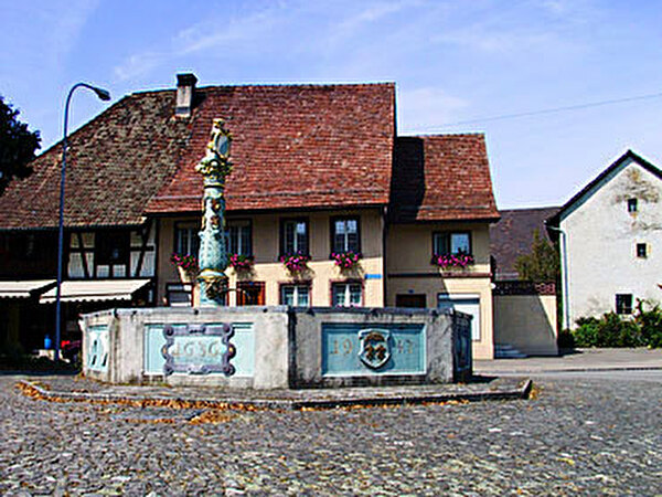 Dorfplatz mit Löwenbrunnen