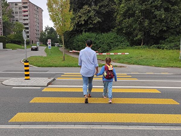 Mutter und Kind auf Fussgängerstreifen