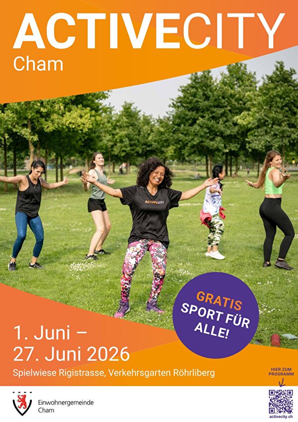 Flyer für „Active City Cham“ mit einer Gruppe von fünf Frauen, die gemeinsam draussen auf einer Wiese Sport treiben. Im Vordergrund steht eine lachende Trainerin mit ausgebreiteten Armen. Der Anlass findet vom 1. Juni bis 27. Juni 2026 auf der Spielwiese Rigistrasse beim Verkehrsgarten Röhrliberg statt. Der Sport ist kostenlos („Gratis Sport für alle“). Unten ist ein QR-Code zum Programm sowie das Logo der Einwohnergemeinde Cham.