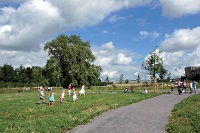 Spielende Kinder im Lorzenpark