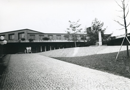 Schulanlage Röhrliberg mit Aula