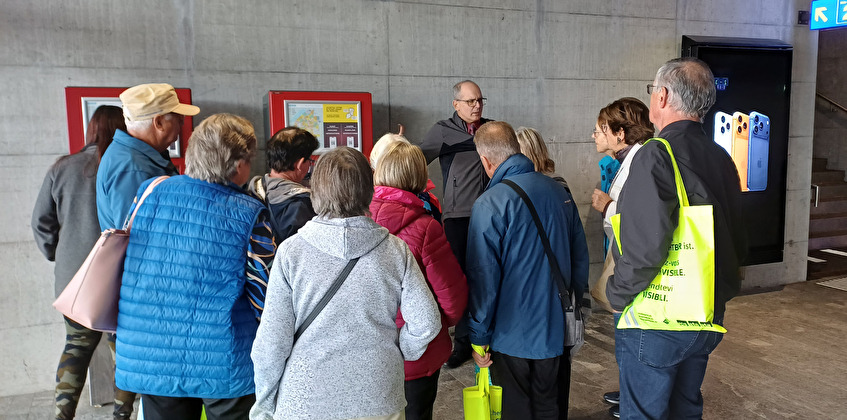 un groupe de personne suit un cours de mobilité à la gare de Bulle
