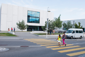 enfants arrivant à l'école