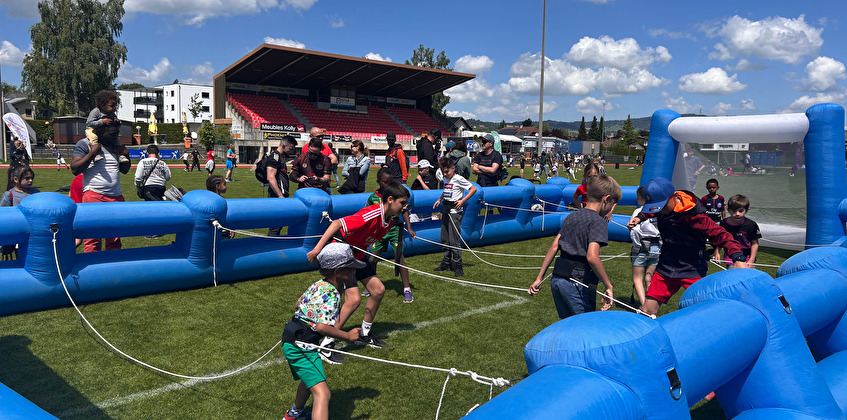 Des enfants jouent au babyfoot à taille réelle