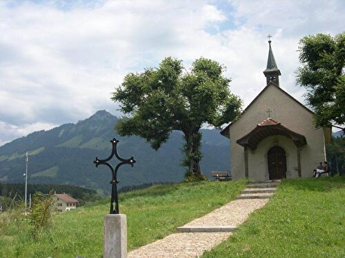 chapelle avec arbre et montagne