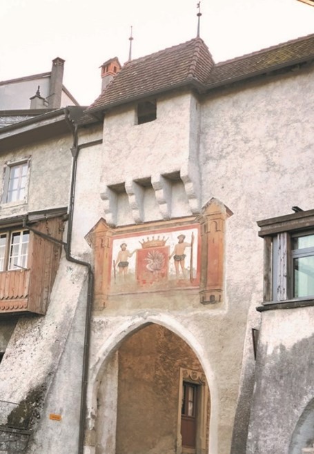 La porte du Belluard, Gruyères. Les exploits de Clarimboz et Bras-de-fer ont été peints en 1860