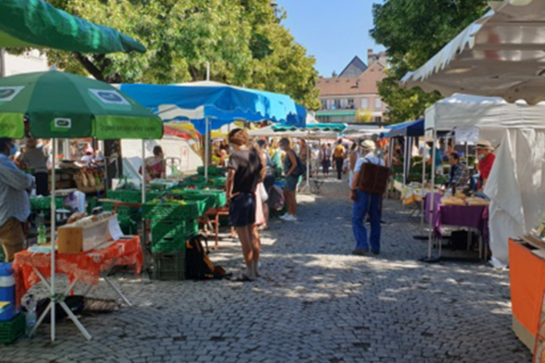 marché à la place du Marché