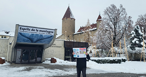 bulletin de décembre devant le musée gruérien