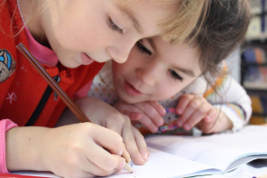 enfants qui dessinent