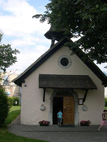 chapelle avec arbre et buisson