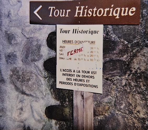 Figure 7 : Panneau horaire des expositions de la Tour historique, 1994.