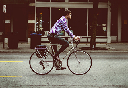 homme à vélo