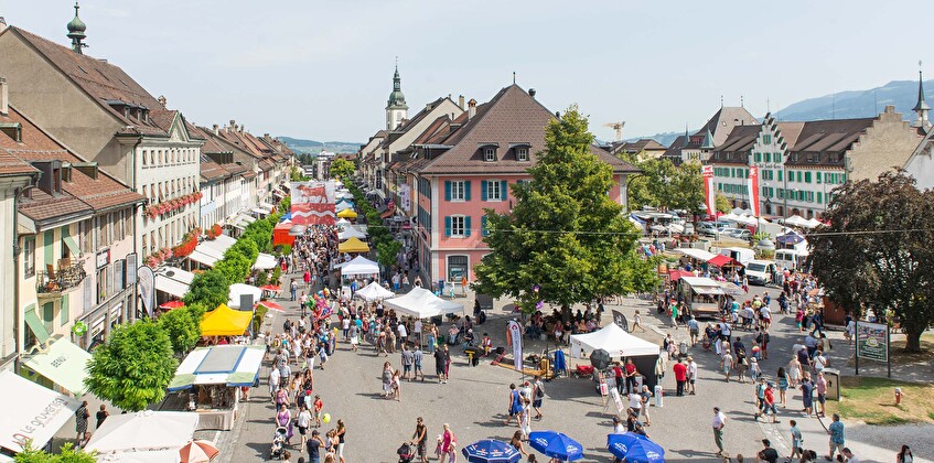 Le centre historique de Bulle animé par le Marché Folklorique du jeudi