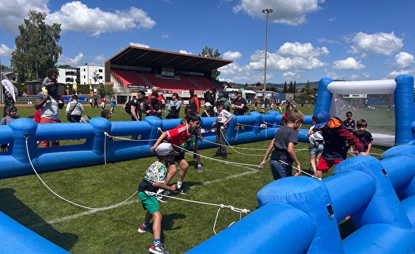 Des enfants jouent au babyfoot à taille réelle