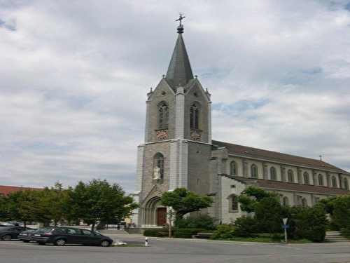 église avec arbre et ciel voilée