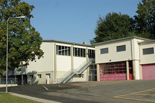 Sicht auf alte Turnhalle mit Feuerwehrmagazin