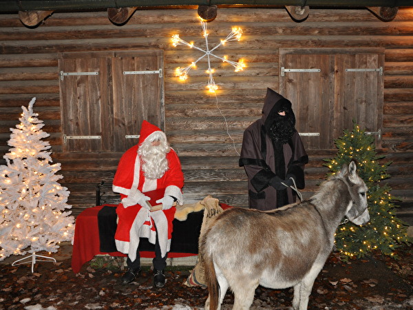 Samichlaus und Schmutzli vor dem Waldhaus