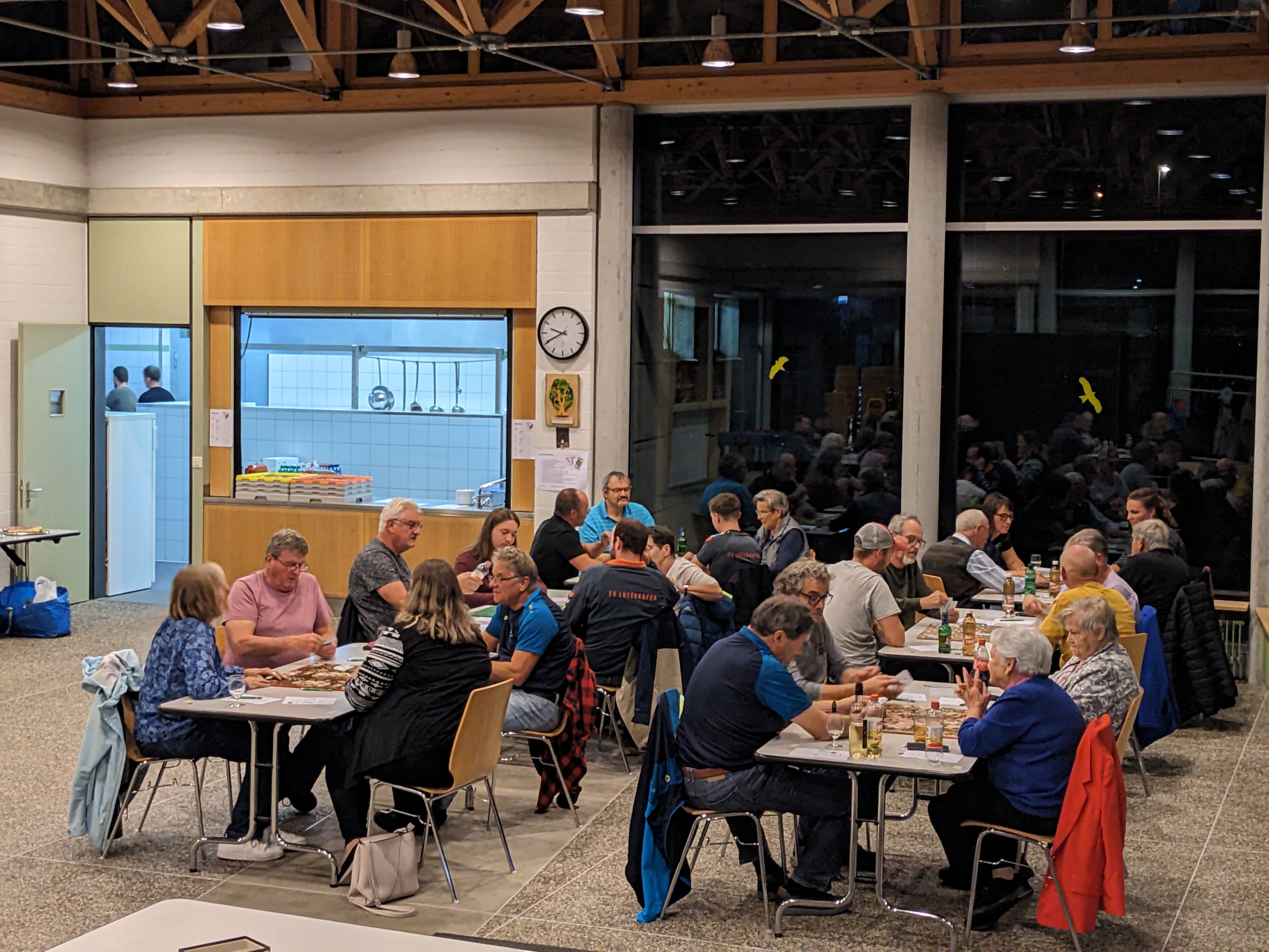 Blick in Foyer mit den Jassenden