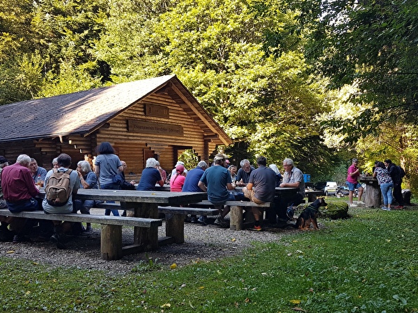 Teilnehmer/innen Waldrundgang vor Waldhaus