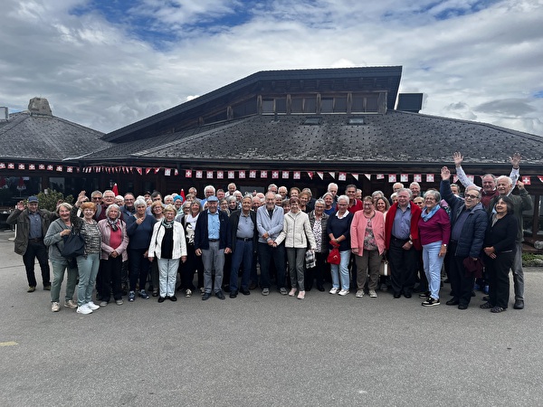 Gruppenfoto vor Chemihütte