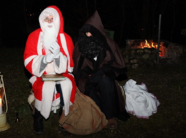 Samichlaus mit Schmutzli im Wald