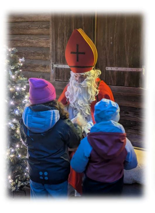 Samichlaus mit zwei Kindern