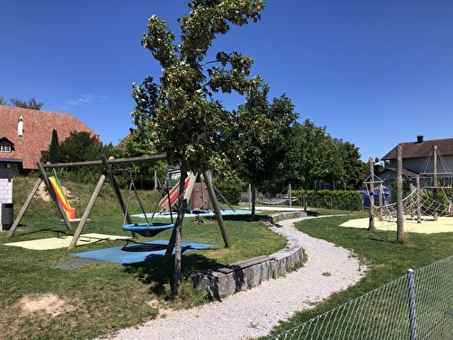 Spielplatz mit Rutsche, Schaukel, Kletterturm