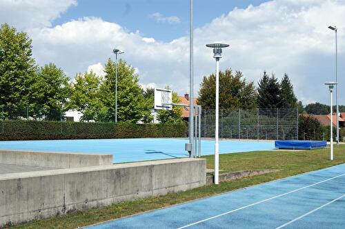 blaue Tartanbahn mit Markierungen