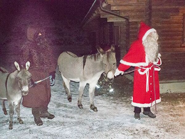 Samichlaus mit Schmtzli und seinen zwei Eseln