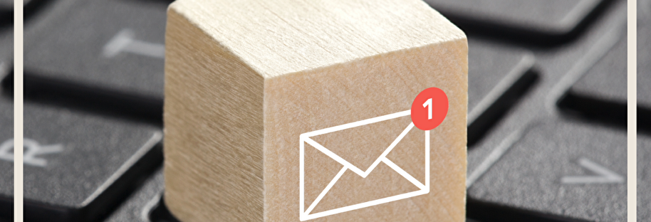 Tastatur mit Holzwürfel und Nachrichtensymbol