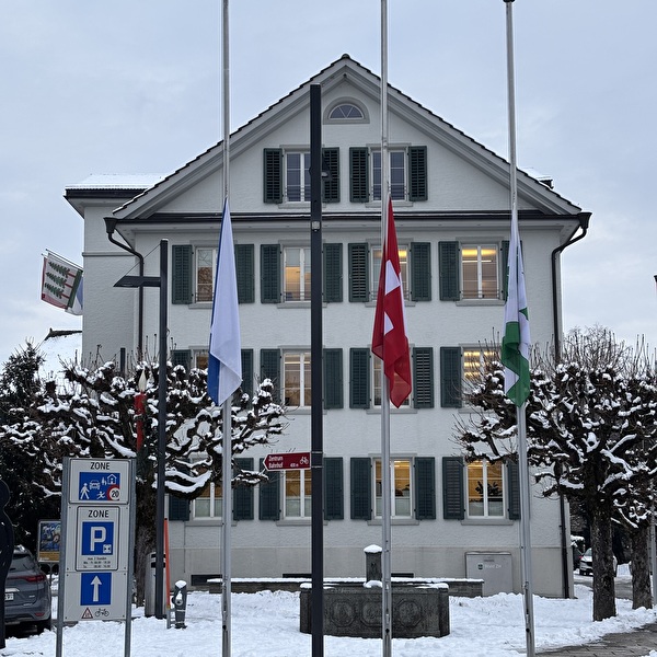 Foto von Fahnen auf Halbmast vor dem Gemeindehaus