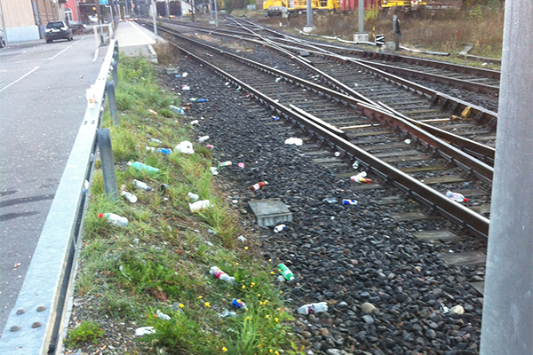 Herumliegender Abfall beim Bahnhof Wald ZH
