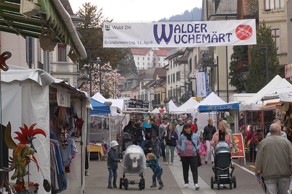 Der Walder Frühlingsmarkt als Zeltstadt mit blühenden Bäumen