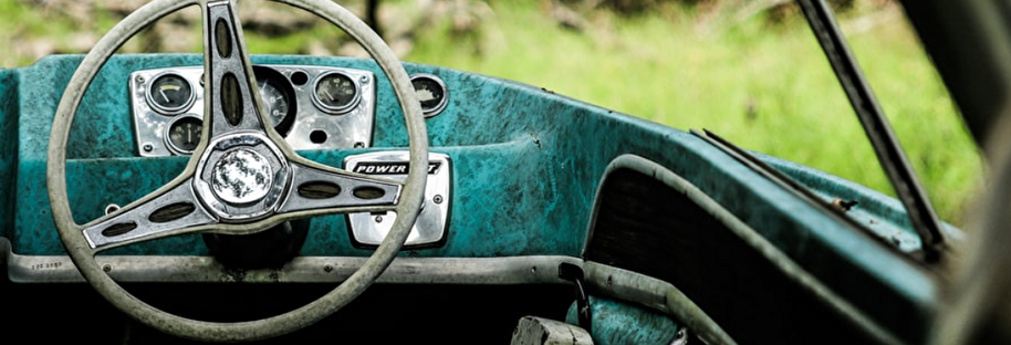 Altes Fahrzeug, im Grünen deponiert