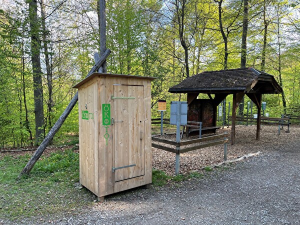 Nordholzwald im Hintergrund mit dem Ökotoi-WC im Vordergrund